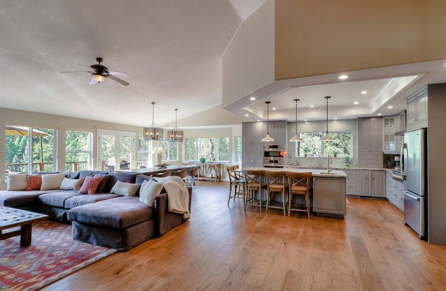 4000 sq ft Lakeside Escape Near Yosemite With Private Dock and Lake Access