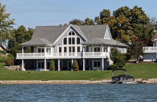4000 SQ FT, SANDY BEACH, CANOES, KAYAKS, PONTOON AND JETSKI AVAIL, A+ REVIEWS