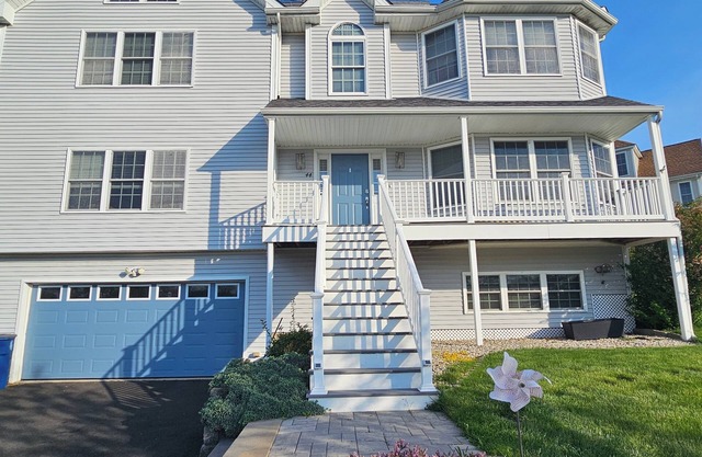 4000+ SqFt Home. Amazing Views, Private, Close to Downtown and Yale Univeristy