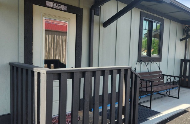 406 River Lodge: Yellowstone River in your backyard. Newly built lodge.