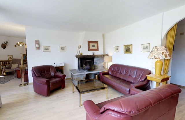 Teil renovierte 4½-Zimmerwohnung im zweiten Stock, ca.
