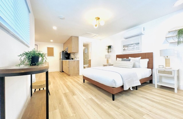 4173-Quaint Studio