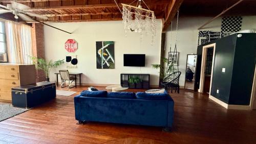 420 Friendly SKYLINE view Downtown Loft FREE Parking