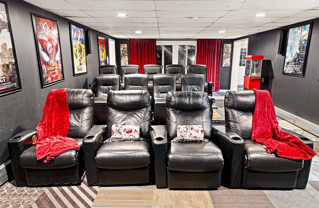 4200SF:Theater*Firepit*Pinball*Hot Tub*3 King Beds