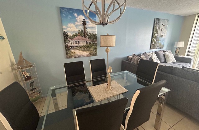 4202 -Delightful 2-bed/2bath condo with fantastic view. Close to beaches and IMG