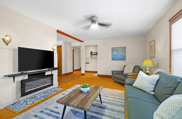 43-1 Heritage-King bed-Sleeps 6