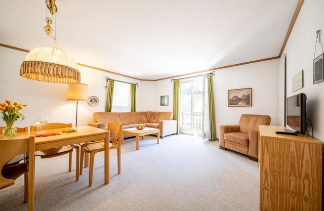 4402 Geraeumige, zweckmaessig eingerichtete Maisonette-Wohnung mit mit Blick auf die Villa Engiadina