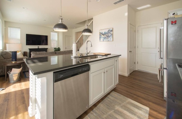 45 Miles to the gates of Yosemite 3 bedroom home located @ Riverstone Community.