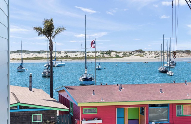 456 Embarcadero Inn & Suites