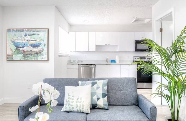 470 SW 7th st - Apt 47 · Spacious 1BR – Walk to City Centre + Free Parking