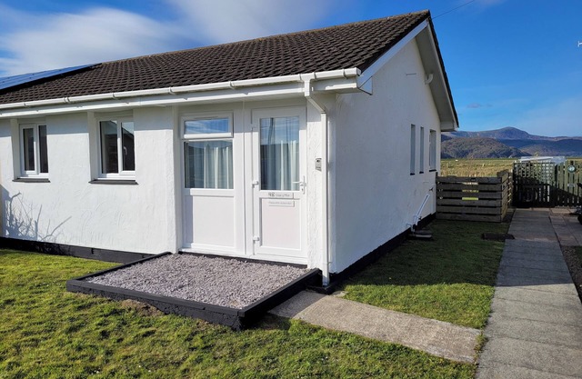 48 GLAN Y MOR, pet friendly, country holiday cottage in Fairbourne
