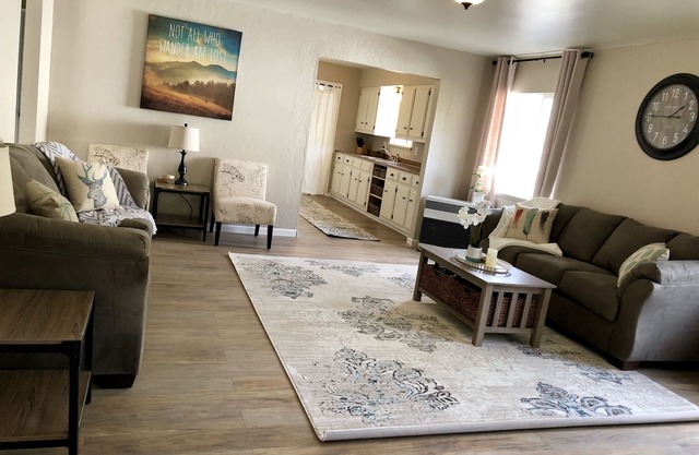 4BD / 1BA Large Remodeled Home 50 Meter zum Fluss!