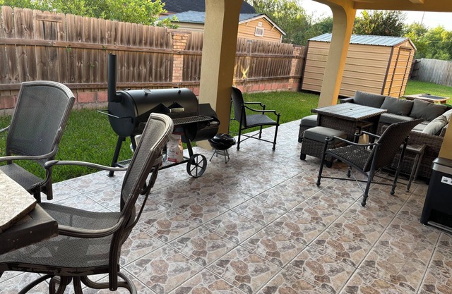 4bd 2.5ba Backyard WiFi Close proximity to SPI, Space X, stores, gyms, mall etc