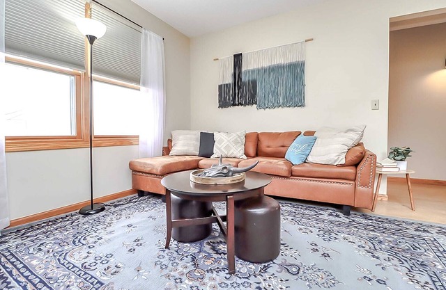 4bd 2b | 20 min walk to Downtown | 8 guests