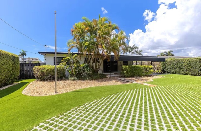 4BD/3BA Waterfront Villa Close To Port, Beaches, Downtown