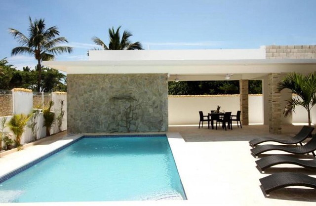 4BD oceanfront villa with pool, right on a long stretch of sandy beach