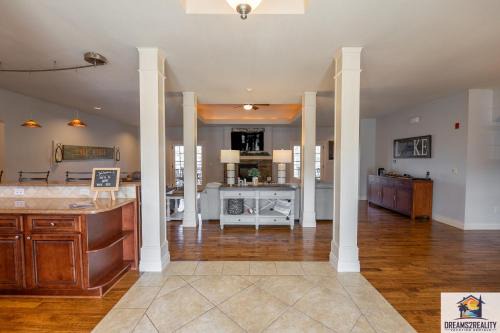 4BD WALK-IN Villa - Large Deck - Golf Course - Pool - FREE TICKETS INCLUDED - V120