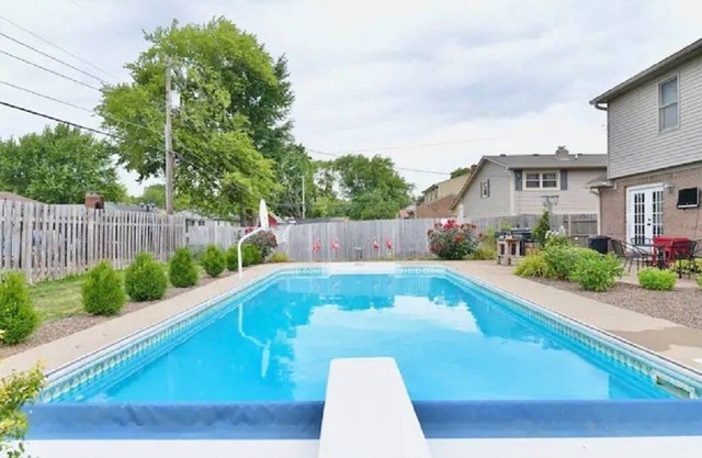 4BDR Luxury in the Shadow of IMS, close to Downtown Indy, Airport