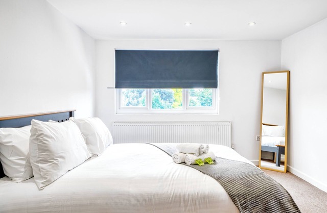 4bed house, free parking, garden, and office space