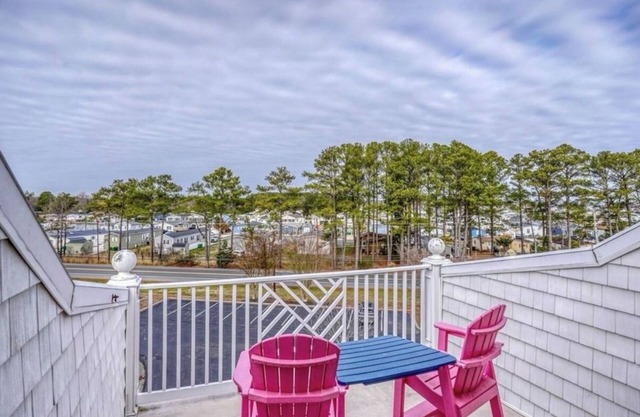 4bedroom Beach Retreat in charming Long Neck with Rooftop View and lounging deck