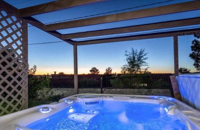 4BR/2.5BA w/ Hot tub - Near NMSU