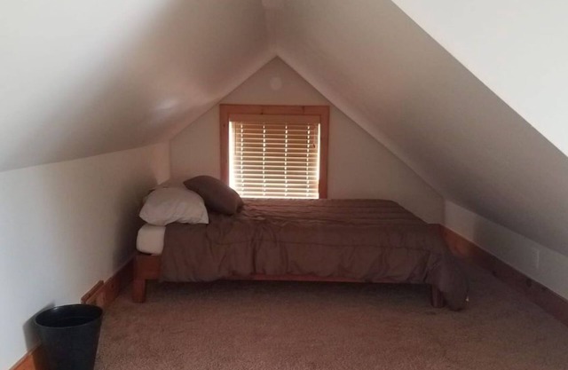 4BR/2 Full Bath - Sleeps 10! Large Yard! 2 Cars!