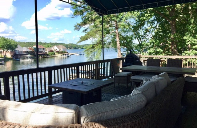 4BR / 2BA und 2 Wohnbereiche. Großes Deck. Double Dock für 10 Personen