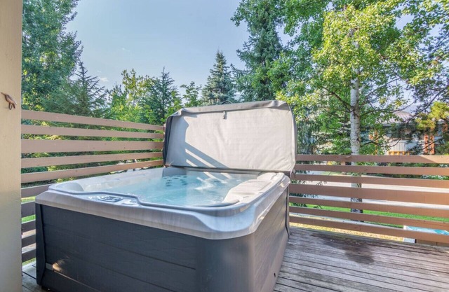 4BR/3.5BA Luxury Townhome w/ Private HT & Garage