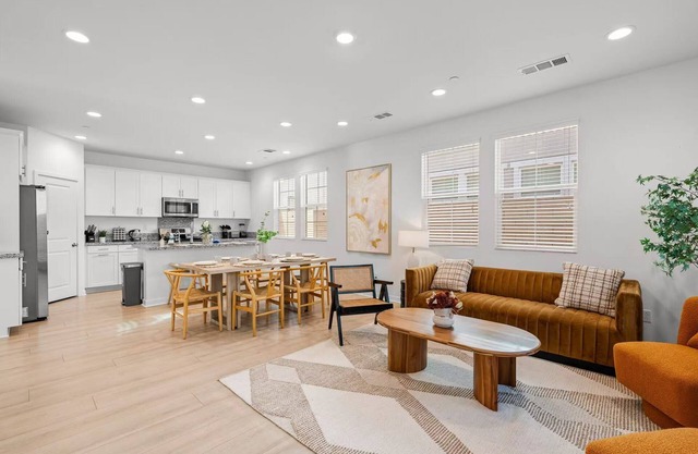 4BR/3BA/6BEDS/Close to the airport/Quality furniture/Comfortable/Clean