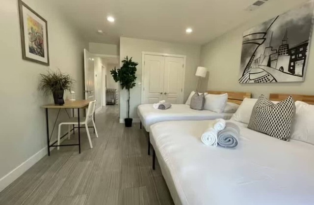 4BR/3BA ART House + Studio near the breweries