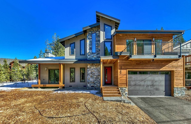 4BR-3BA Mountain Modern, Hot Tub, quiet wooded neighborhood next to river