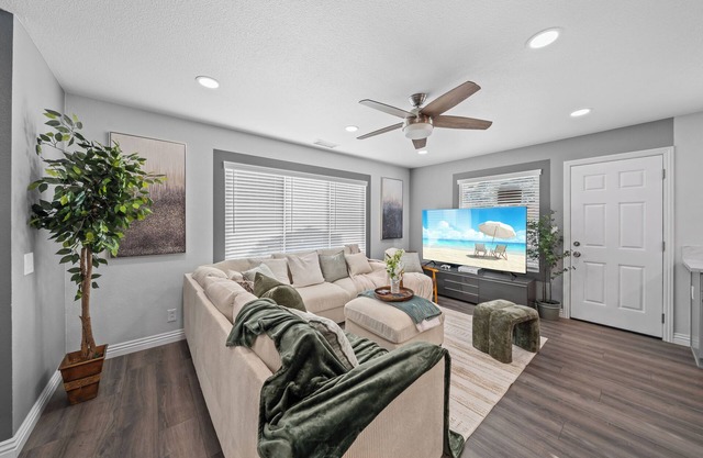 4BR/3Bth, King Bed, Gated Yard, Parking, Ranch