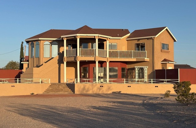 4BR 4BA 3K sq Ft on 2 acres, Elephant Butte Lake Views, refrigerated AC
