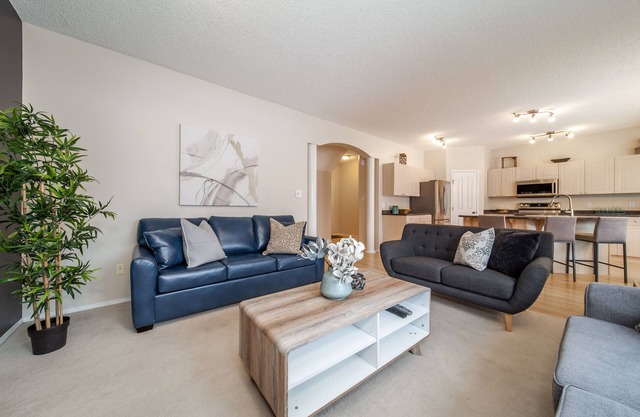 4BR 5beds Luxury Golf Course Home By Henday/Whitemud/ Long Stay discount!