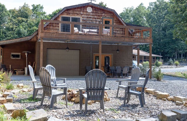 4BR Cabin | Scenic Fall Views & Rafting Aventures
