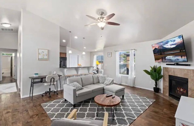 4BR Canyonview Getaway -Projector