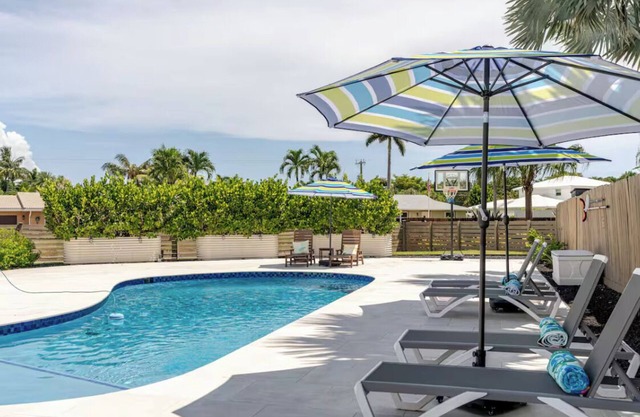 4BR Coastal Luxury Oasis on the Golf Course with Pool and Putting Green!