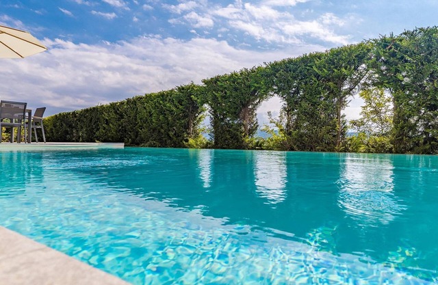 4BR CONTEMPORARY VILLA WITH POOL AND VINEYARD VIEW