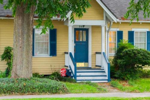 4BR Downtown Lafayette - Sleeps 10 - Garden & Free Parking