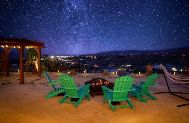 Unicorn House - 4BR Hillside Retreat w Hot Tub