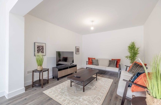4BR Home Close to Slough Station|Private Driveway