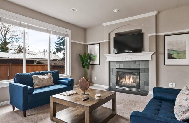 4BR Home in Kent w/ Office