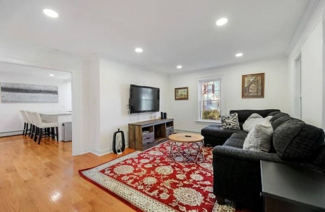 4BR Home w/ Yard & BBQ, 5 min walk to downtown Lee