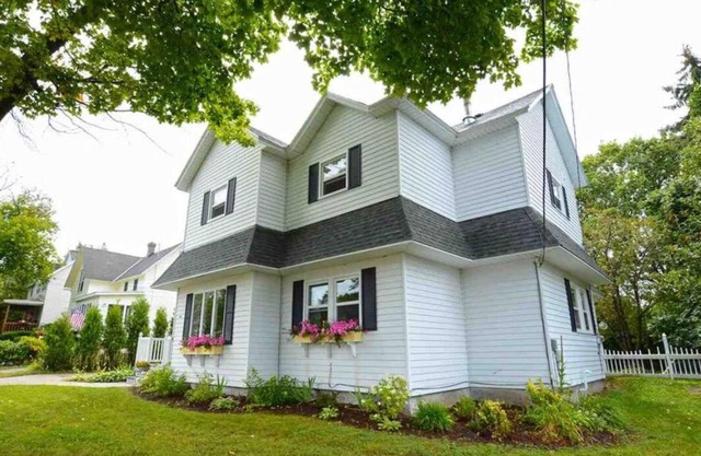 4BR home with views of Little Traverse Bay, within walking distance to downtown