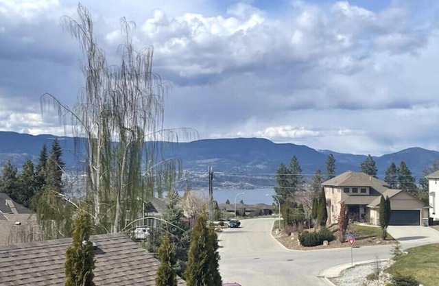 4BR Lake View Home, Great Backyard - Pet Friendly