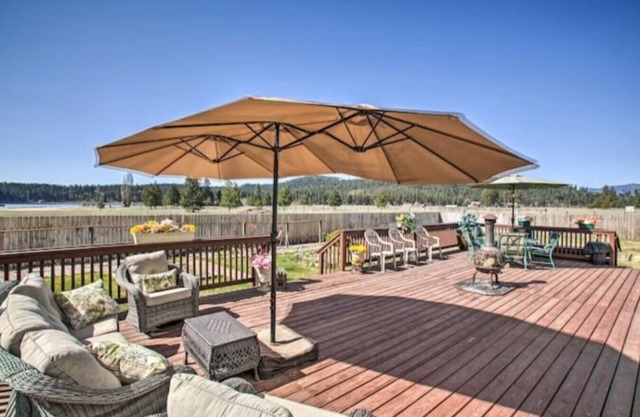 4BR Lakeside House with Mountain View and Hot Tub