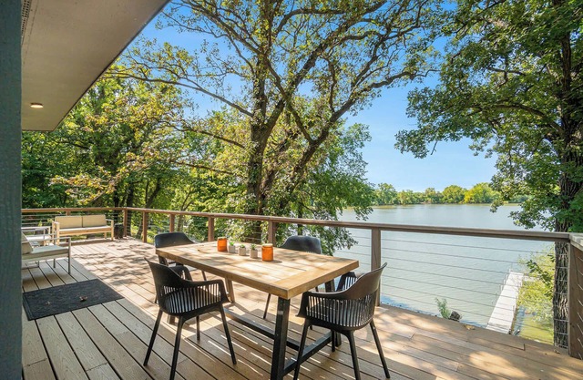 4BR Lakeside Luxury | Hot Tub | Gameroom | Firepit