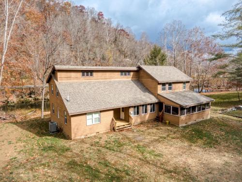 4BR Lodge on Wolf Creek - Fishing, Hiking, New River Fun and Hokie Weekends