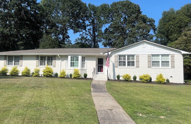 4BR Masters Rental~2.5 miles to ANGC~Private Yard~Close to Dining & Attractions
