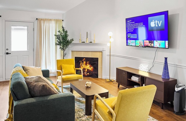 4BR Near Airport - King Bed, Beauty Bar, & Parking
